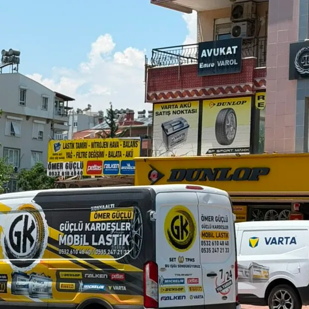 Mobil servis araçlarımız dükkan önünde