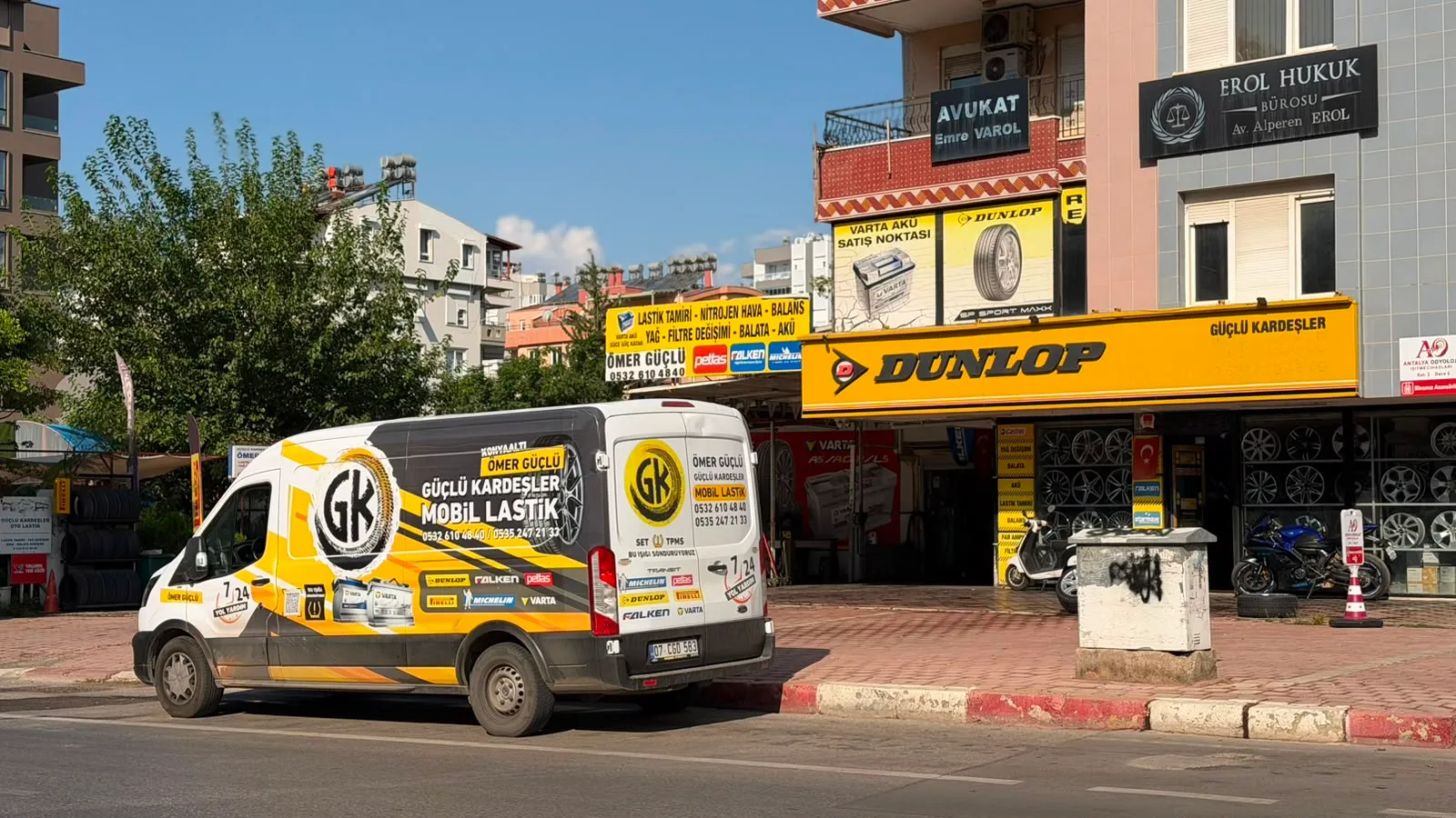 Mobil servis aracı dükkan önünde